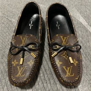 LOUIS VUITTON
Patent Monogram Gloria Loafers size 38